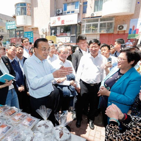 李克強(qiáng)稱贊地?cái)偨?jīng)濟(jì)、小店經(jīng)濟(jì)：是人間的煙火，是中國(guó)的生機(jī)